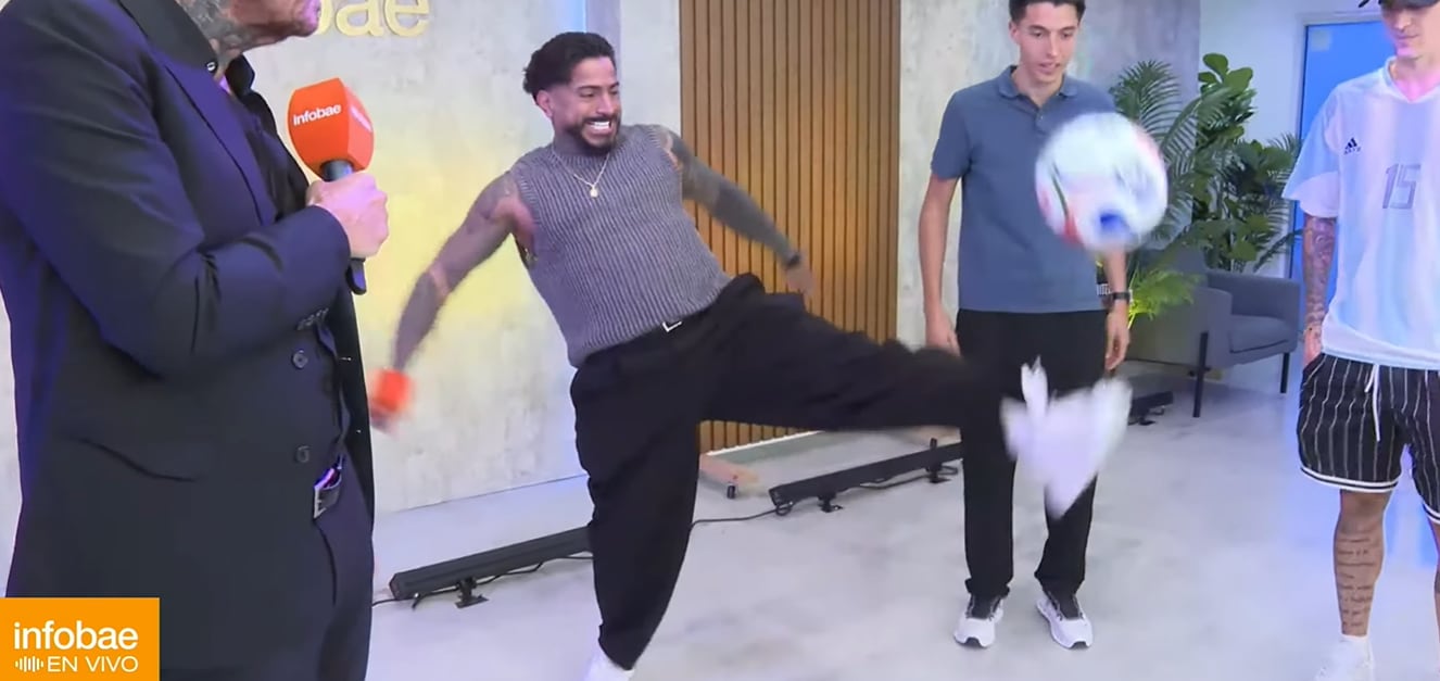 El show de Maxi Kilates en Infobae Mundial: interpretó sus éxitos y terminó sumándose a una competencia de jueguitos