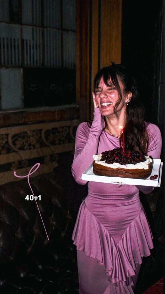 El vestido rosa viejo con volados marca el estilismo central del festejo de cumpleaños