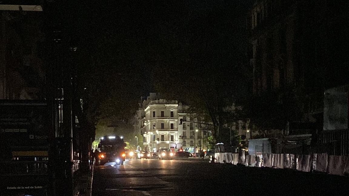 Algunos barrios porteños también se quedaron sin suministro eléctrico (@solotránsito)