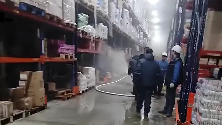 En primera persona: así fue como los empleados del depósito que se incendió en Río Negro intentaron apagar las llamas