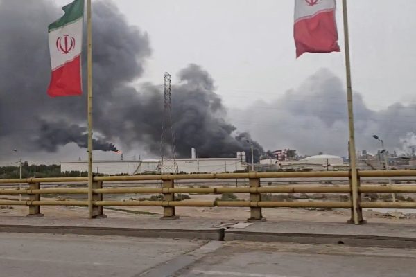 EN VIVO: El ejército de Israel atacó varios objetivos en el complejo petroquímico de Mahshahr en el sur de Irán
