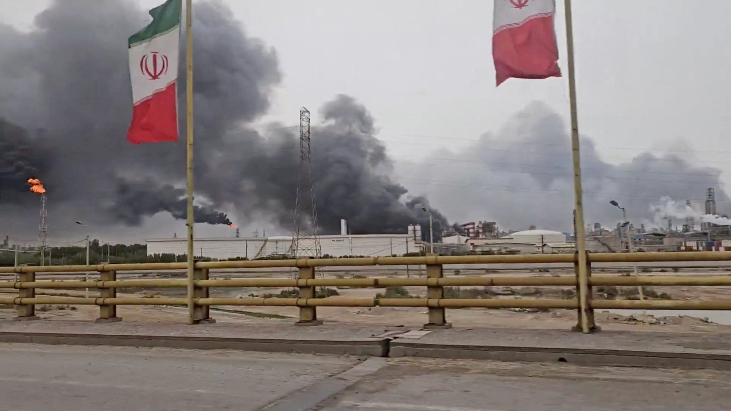 EN VIVO: El ejército de Israel atacó varios objetivos en el complejo petroquímico de Mahshahr en el sur de Irán