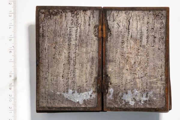 Encontraron un cuaderno medieval de hace 700 años en una letrina de Alemania: intentan descifrar los mensajes