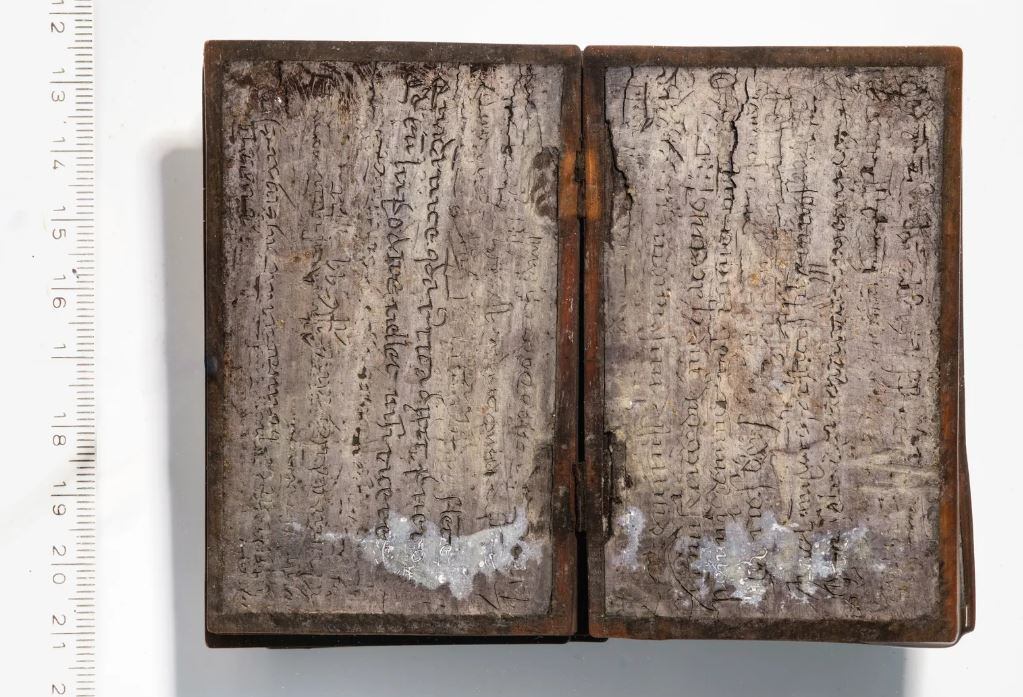 Encontraron un cuaderno medieval de hace 700 años en una letrina de Alemania: intentan descifrar los mensajes