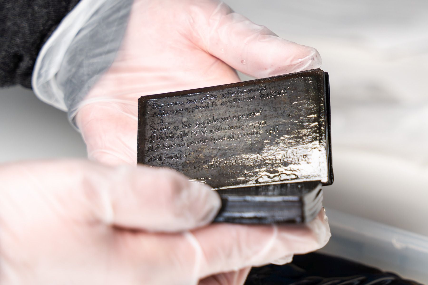 Un cuaderno medieval de entre 700 y 800 años apareció en una letrina excavada en Paderborn, Alemania, durante unas obras (Archäologie für Westfalen)