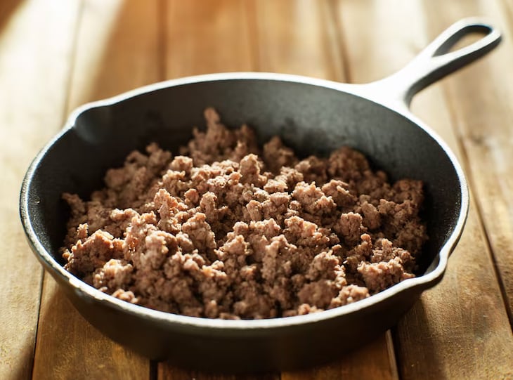 Beth Stark indicó que enjuagar la carne picada cocida, secarla con papel absorbente y escurrirla bien puede reducir hasta 5 gramos de grasa por cada 100 gramos (Freepik)