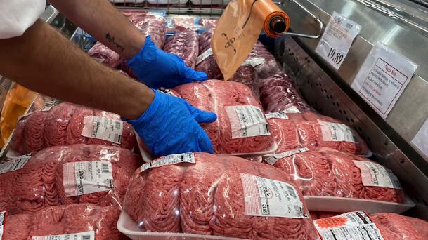 Los especialistas sostienen que elegir carne picada magra, controlar las porciones y sumar cereales integrales y verduras influye más en la salud cardiovascular que el enjuague (REUTERS)