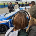 Entre boxes, Nicole Neumann y su hijo Cruz alentaron a Manu Urcera en la carrera de automovilismo