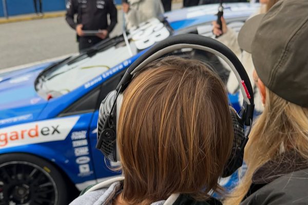 Entre boxes, Nicole Neumann y su hijo Cruz alentaron a Manu Urcera en la carrera de automovilismo