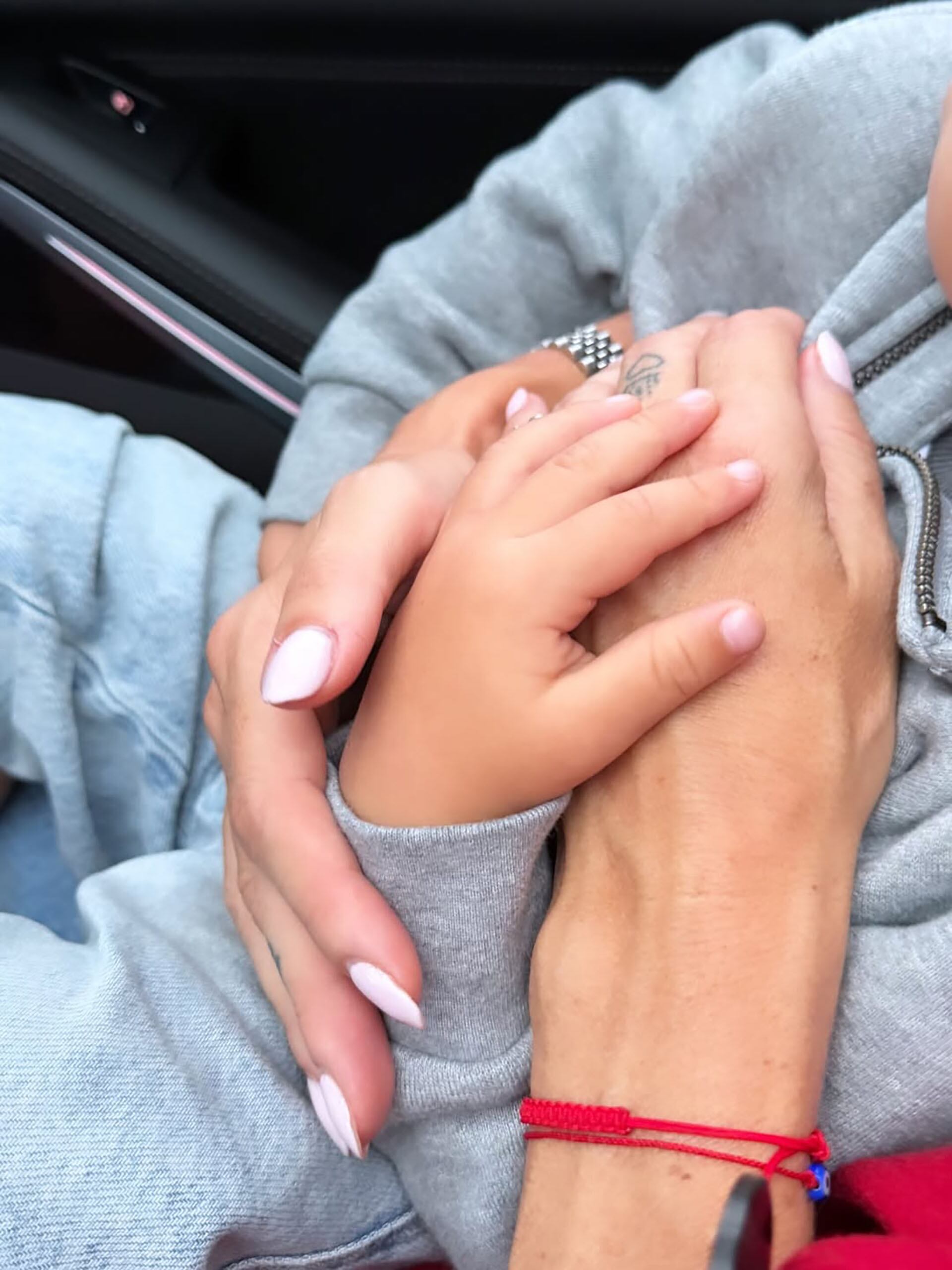 Nicole Neumann y su hijo Cruz comparten un íntimo y conmovedor momento tomados de la mano durante su visita a una emocionante carrera de TC