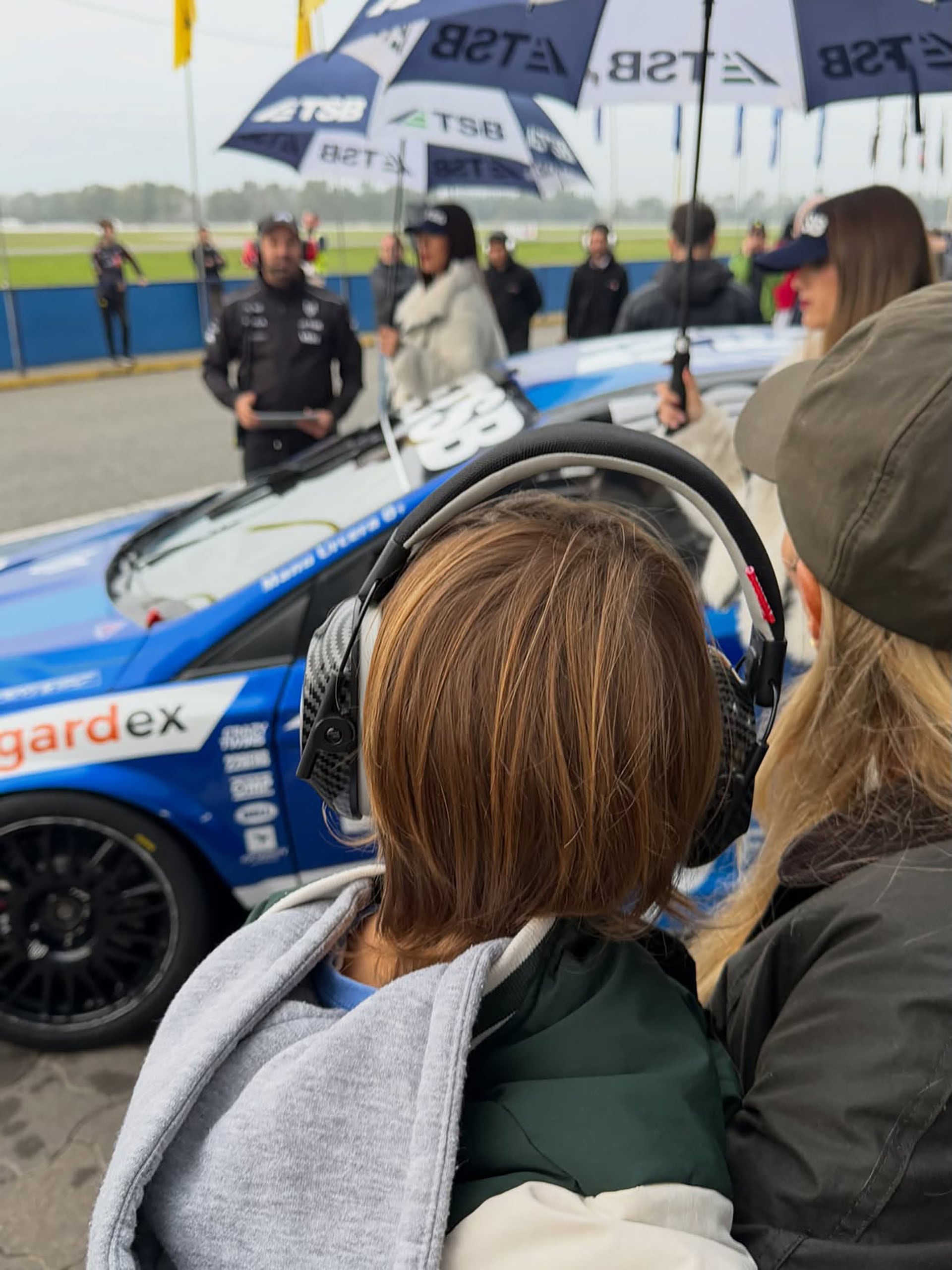 Neumann y su hijo disfrutaron de un ambiente animado en el pit lane, con abrazos, paraguas y la presencia de un coche de carreras en un evento lleno de emoción (Instagram)