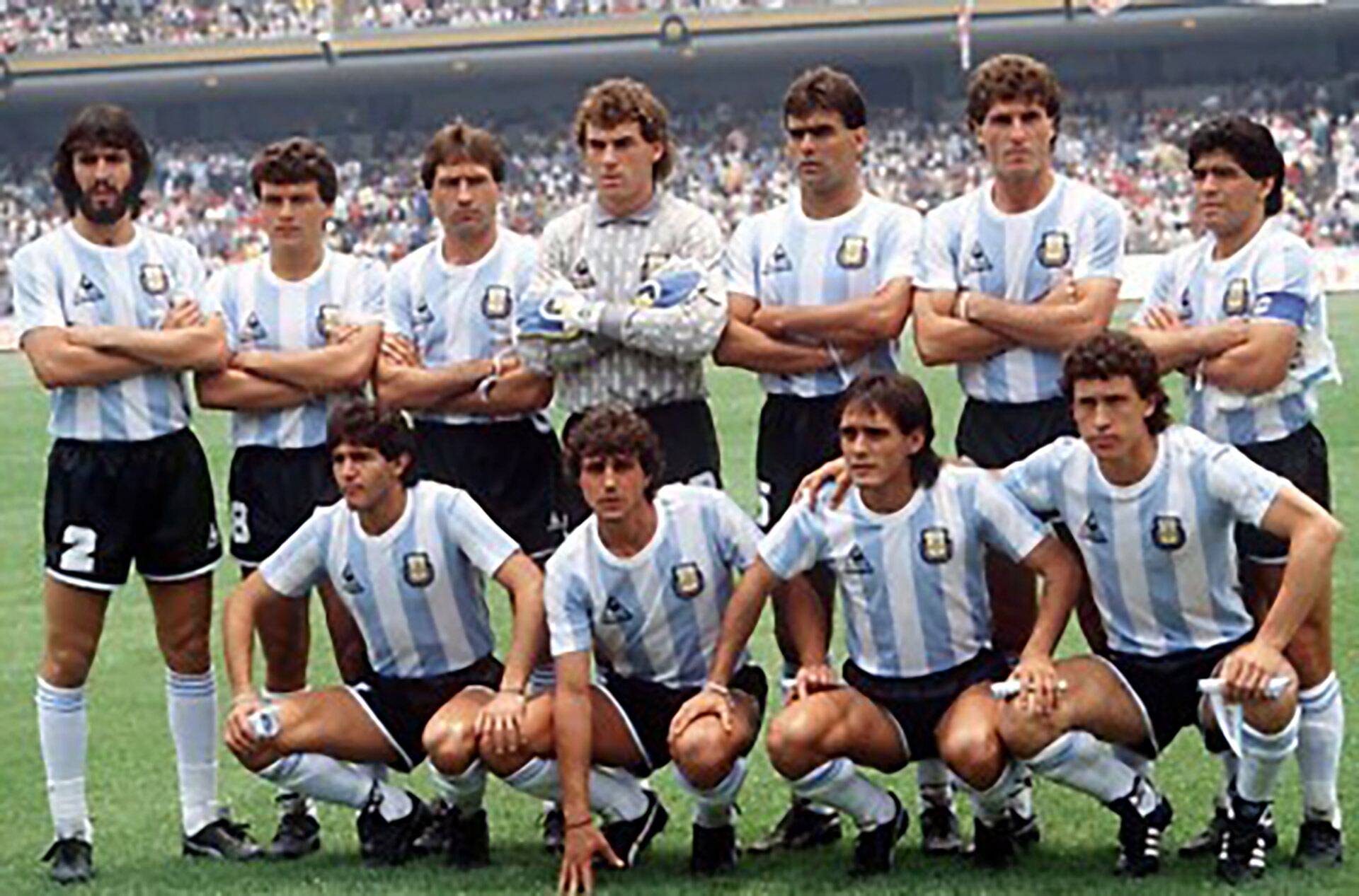 La formación del debut. Parados: Sergio Batista, Néstor Clausen, Oscar Garré, Nery Pumpido, José Luis Brown, Oscar Ruggeri, Diego Maradona. Abajo: Jorge Burruchaga, Ricardo Giusti, Pedro Pasculli y Jorge Valdano