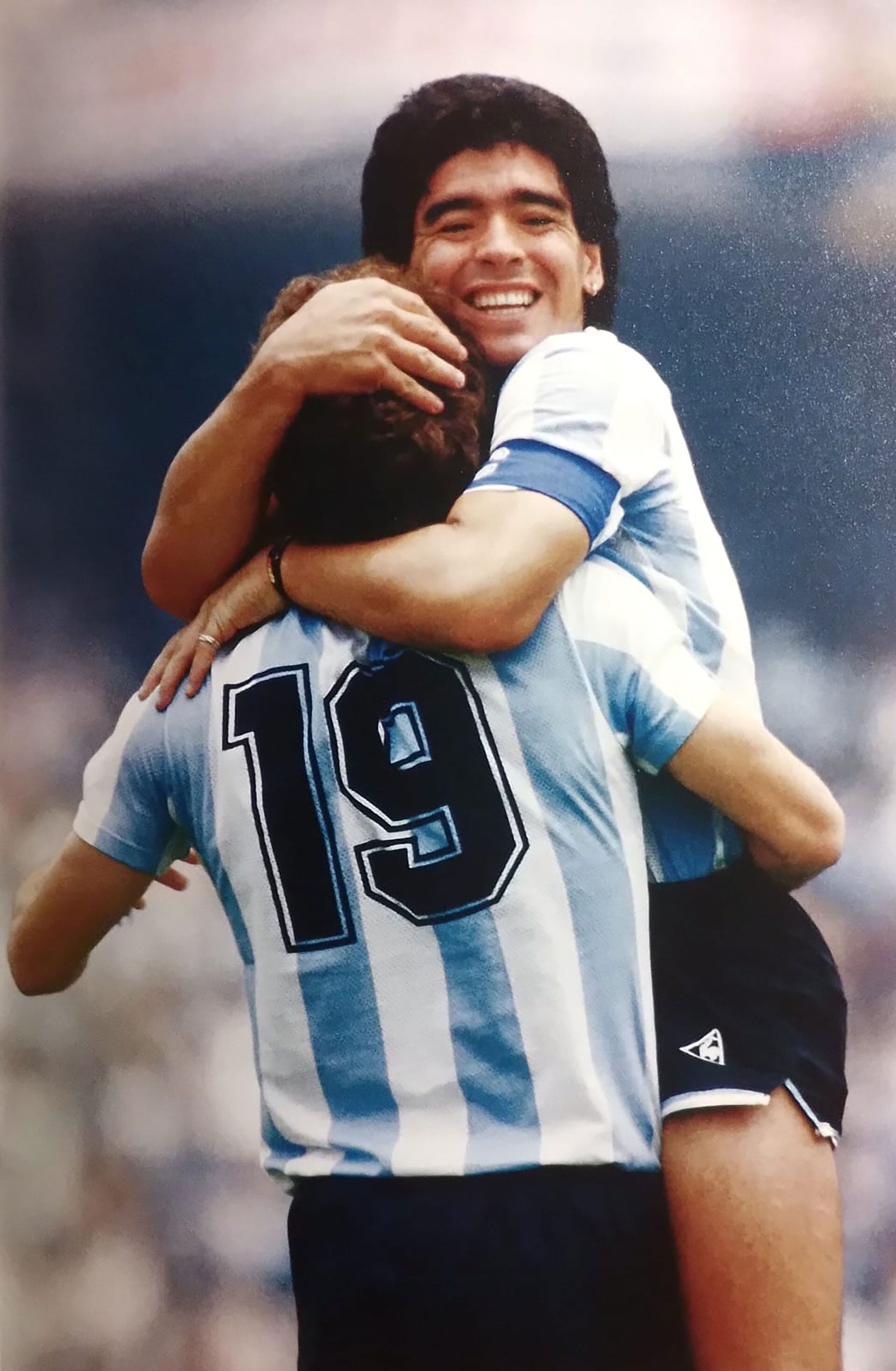 Diego Maradona, que tiró el centro, abraza a Oscar Ruggeri, autor del segundo gol argentino con un golpe de cabeza