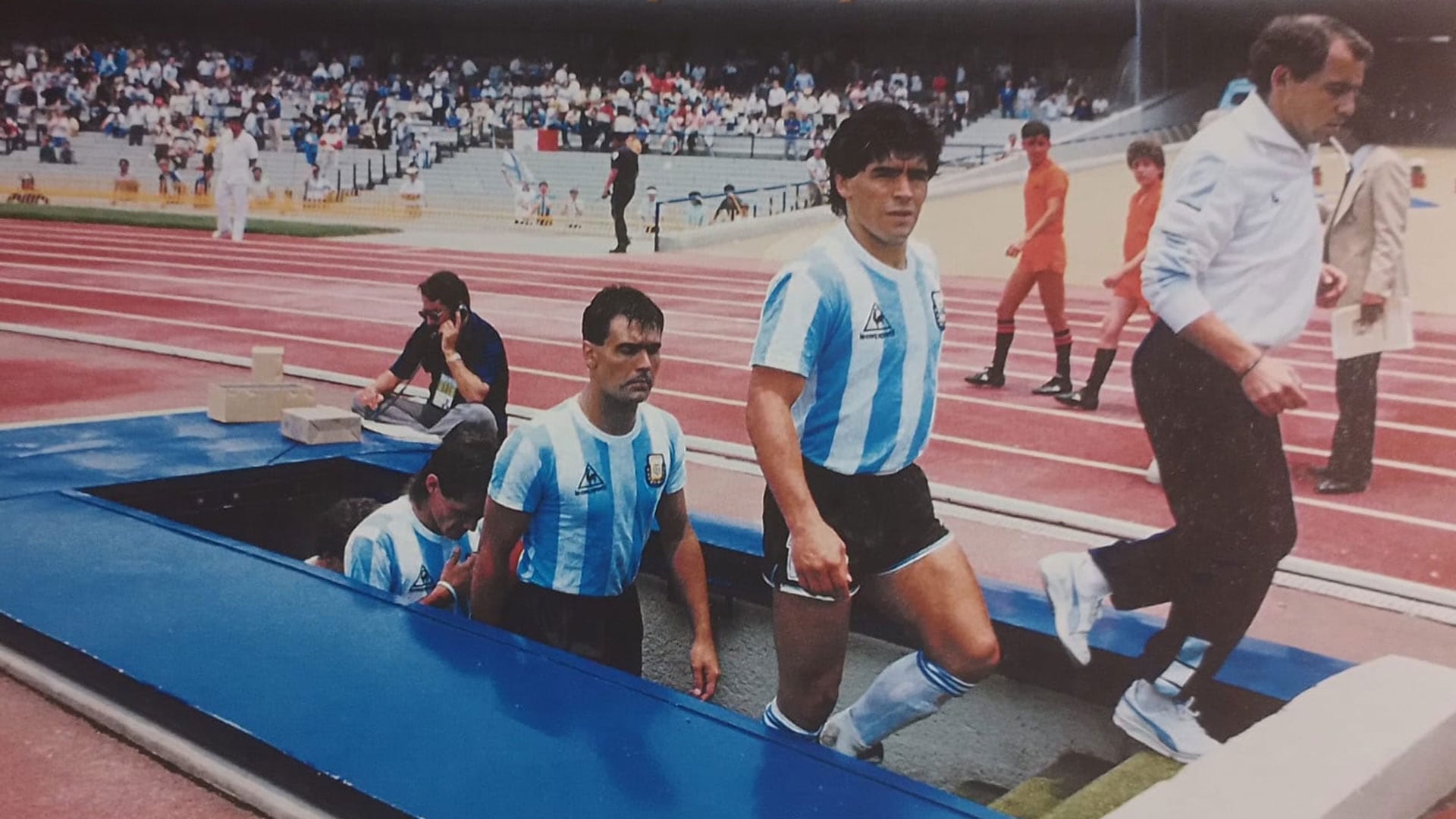 Comienza el Mundial para Argentina. Diego Maradona sale del túnel, precedido por Ricardo Bochini y antes de José Luis Brown, que se enteró de su titularidad apenas una horas antes por la enfermedad de Daniel Passarella