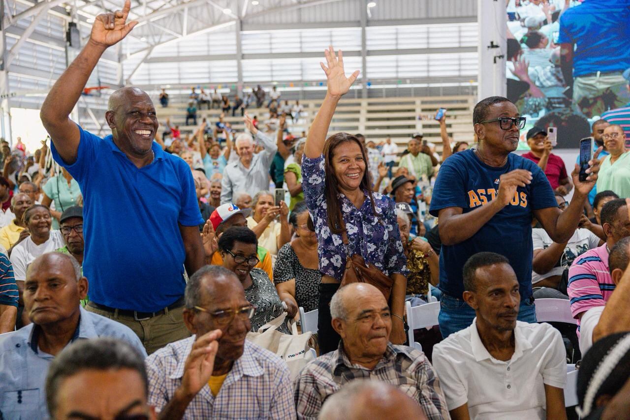 El presidente de República Dominicana afirmó que los títulos de propiedad convierten a las familias en propietarias legales y les permiten acceder al sistema financiero formal. (Foto cortesía Presidencia de la República Dominicana)
