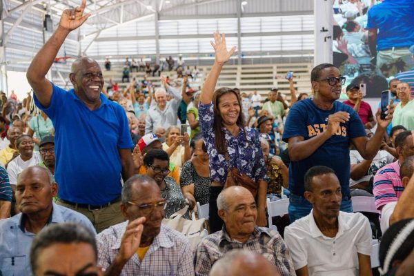 Entregan más de 2,000 títulos de propiedad a familias de sectores vulnerables en República Dominicana