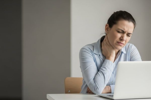 ¿Es bueno hacer sonar el cuello habitualmente?: qué dice la ciencia sobre esta costumbre