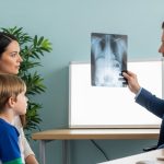 Escoliosis en niños: a qué señales deben estar atentos los padres para detectarla de manera temprana