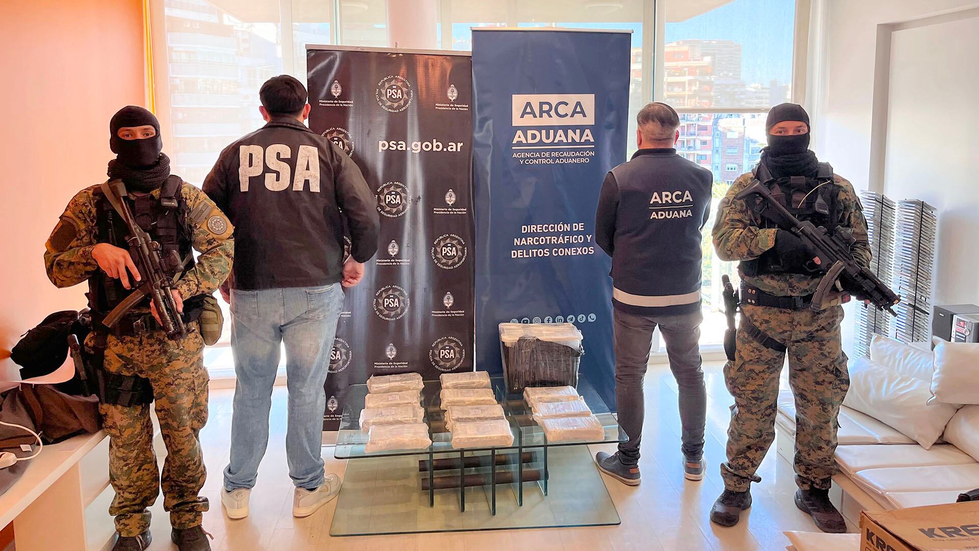 Efectivos de PSA y ARCA Aduana exhiben un cargamento de cocaína incautado en un departamento durante un operativo antidrogas en el barrio de Palermo, Buenos Aires.