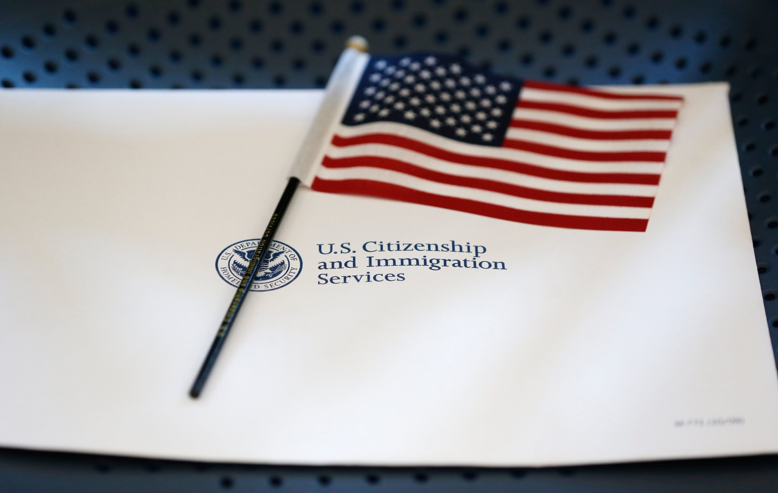 Esta son las razones por las que un residente permanente puede perder la Green Card, según USCIS