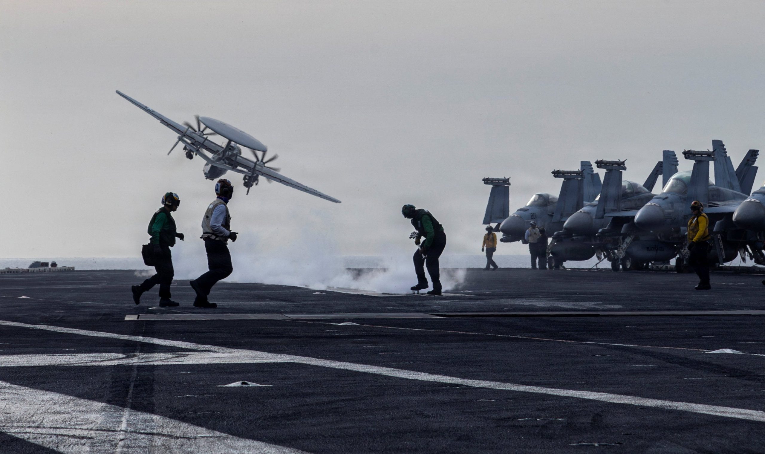 Estados Unidos derribó drones iraníes en el estrecho de Ormuz y lanzó un ataque contra estaciones de radar en Goruk y la isla de Qeshm