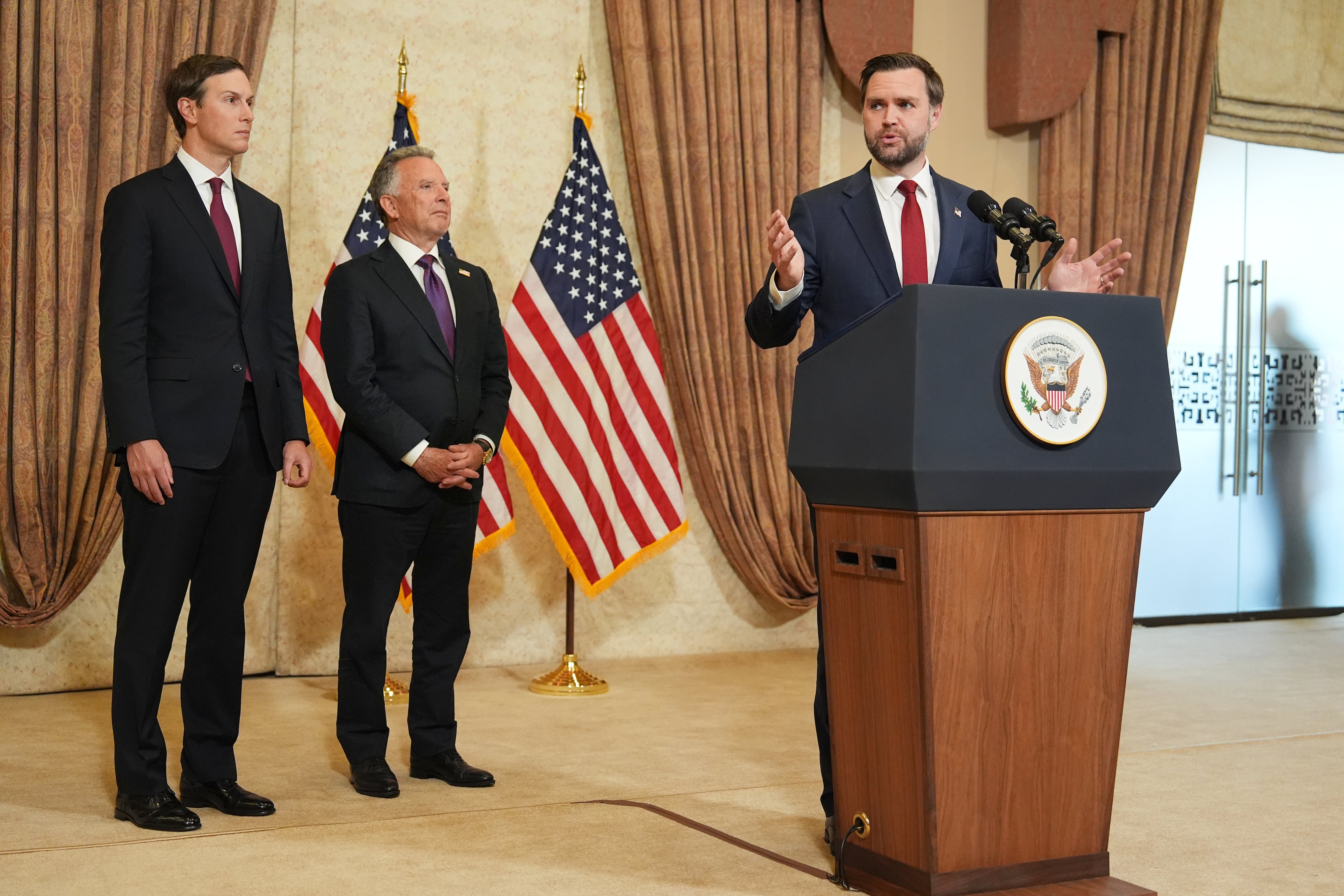 El vicepresidente de Estados Unidos, JD Vance, a la derecha, habla durante una conferencia de prensa, mientras Jared Kushner y Steve Witkoff escuchan el 12 de abril en Islamabad, Pakistán (AP Foto/Jacquelyn Martin)