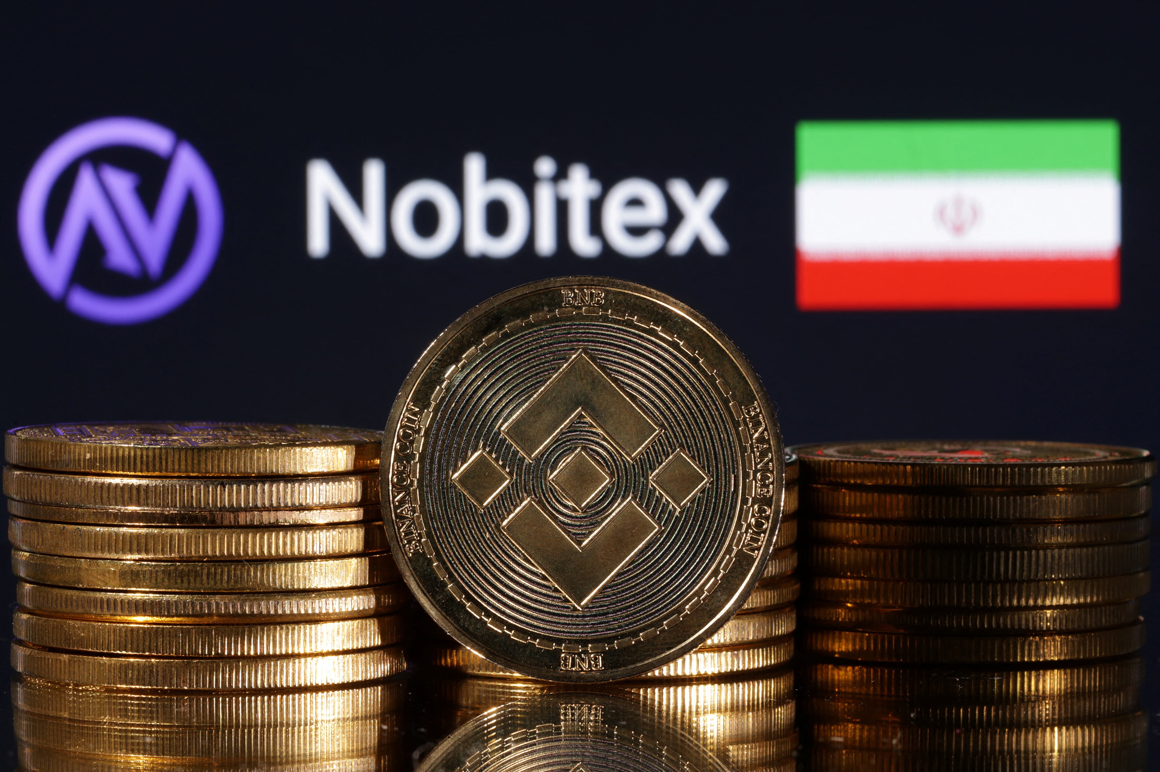 En esta ilustración, tomada el 3 de noviembre de 2022, se aprecian representaciones de la criptomoneda Binance frente al logotipo de Nobitex y la bandera de Irán
REUTERS/Dado Ruvic/Ilustración