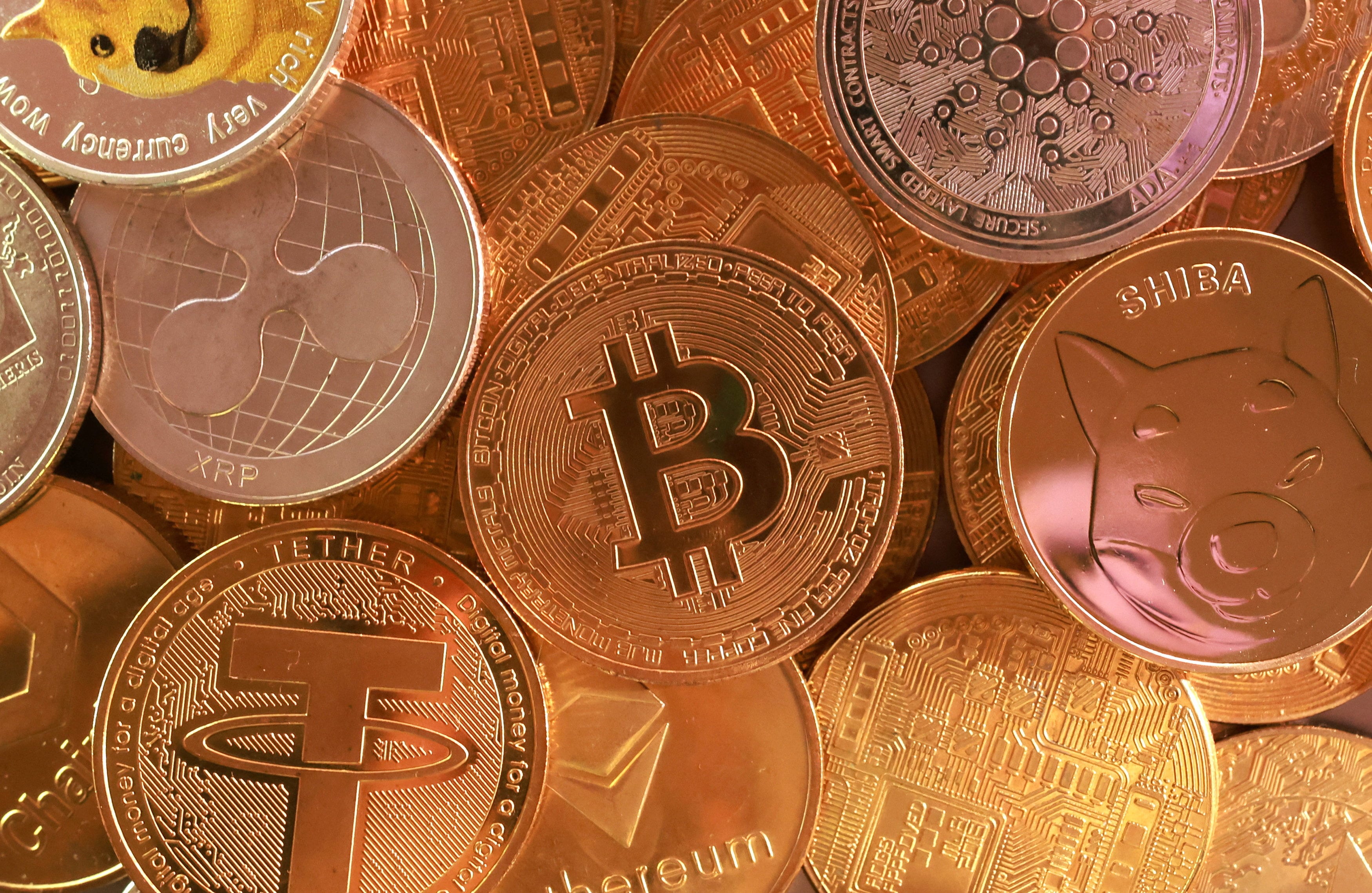En esta ilustración, tomada el 10 de septiembre de 2025, se muestran representaciones de criptomonedas
REUTERS/Dado Ruvic/Illustration/File Photo