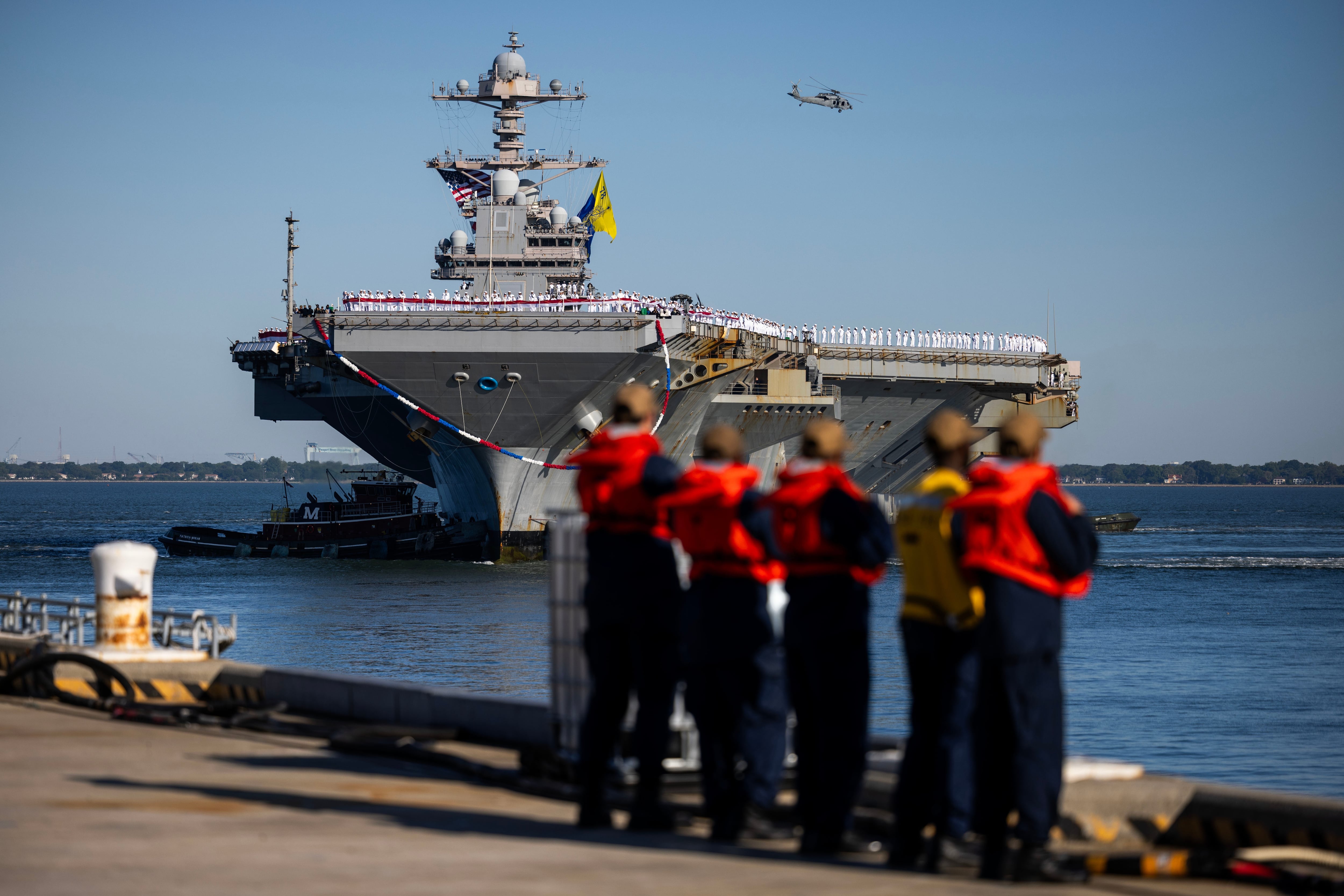 El USS Gerald R. Ford atraca en el Muelle 11 de la Estación Naval Norfolk en Norfolk, Virginia, el sábado 16 de mayo de 2026, tras un despliegue de 11 meses
(Kendall Warner/The Virginian-Pilot vía AP)