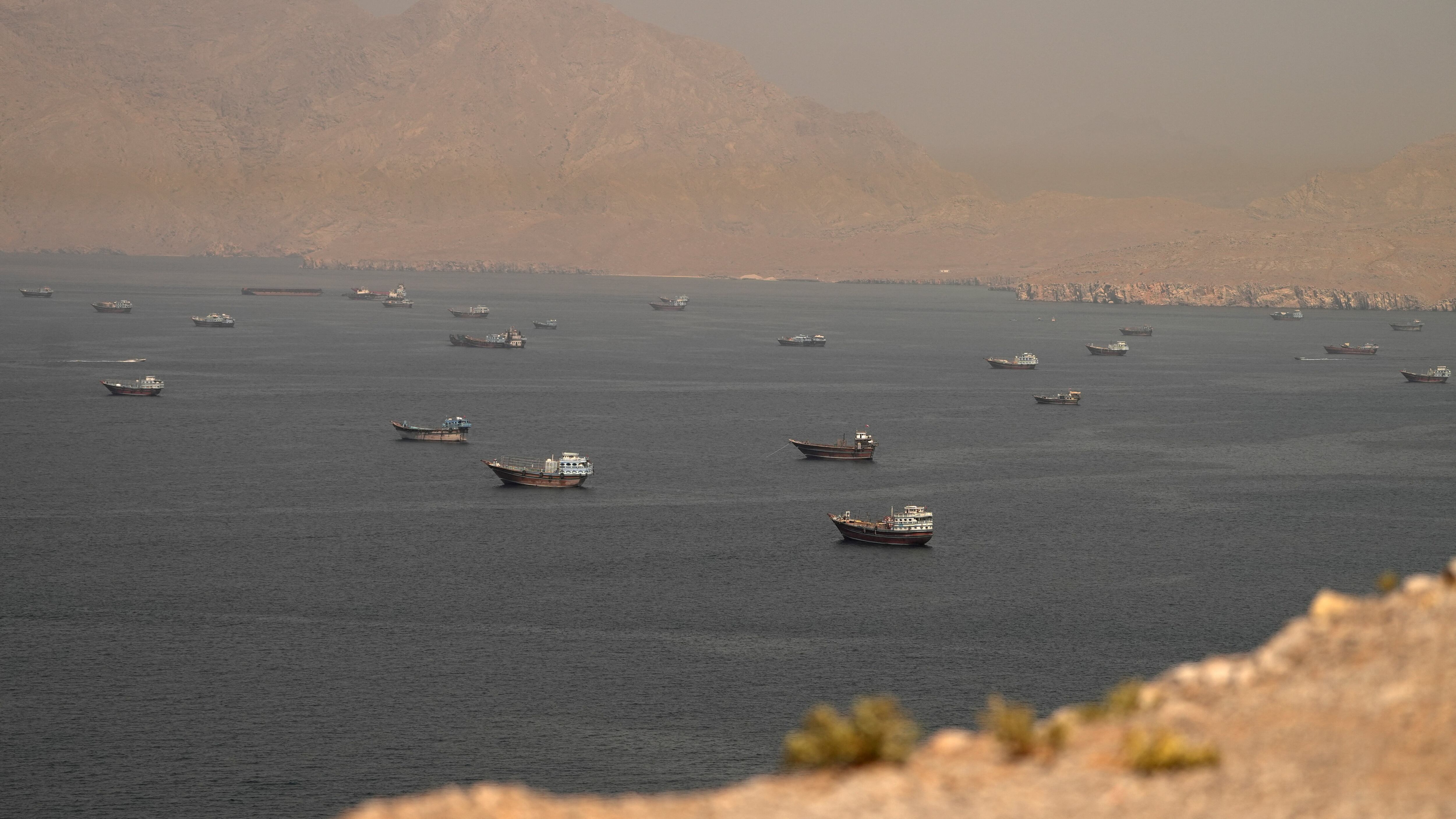 Imagen de archivo de buques en el estrecho de Ormuz, vistos desde Musandam, Omán. 18 junio 2026
REUTERS/Stringer