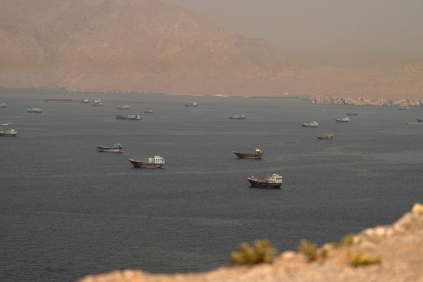 Estados Unidos mantiene dos portaaviones en el golfo Pérsico mientras negocia con Irán el acuerdo nuclear definitivo