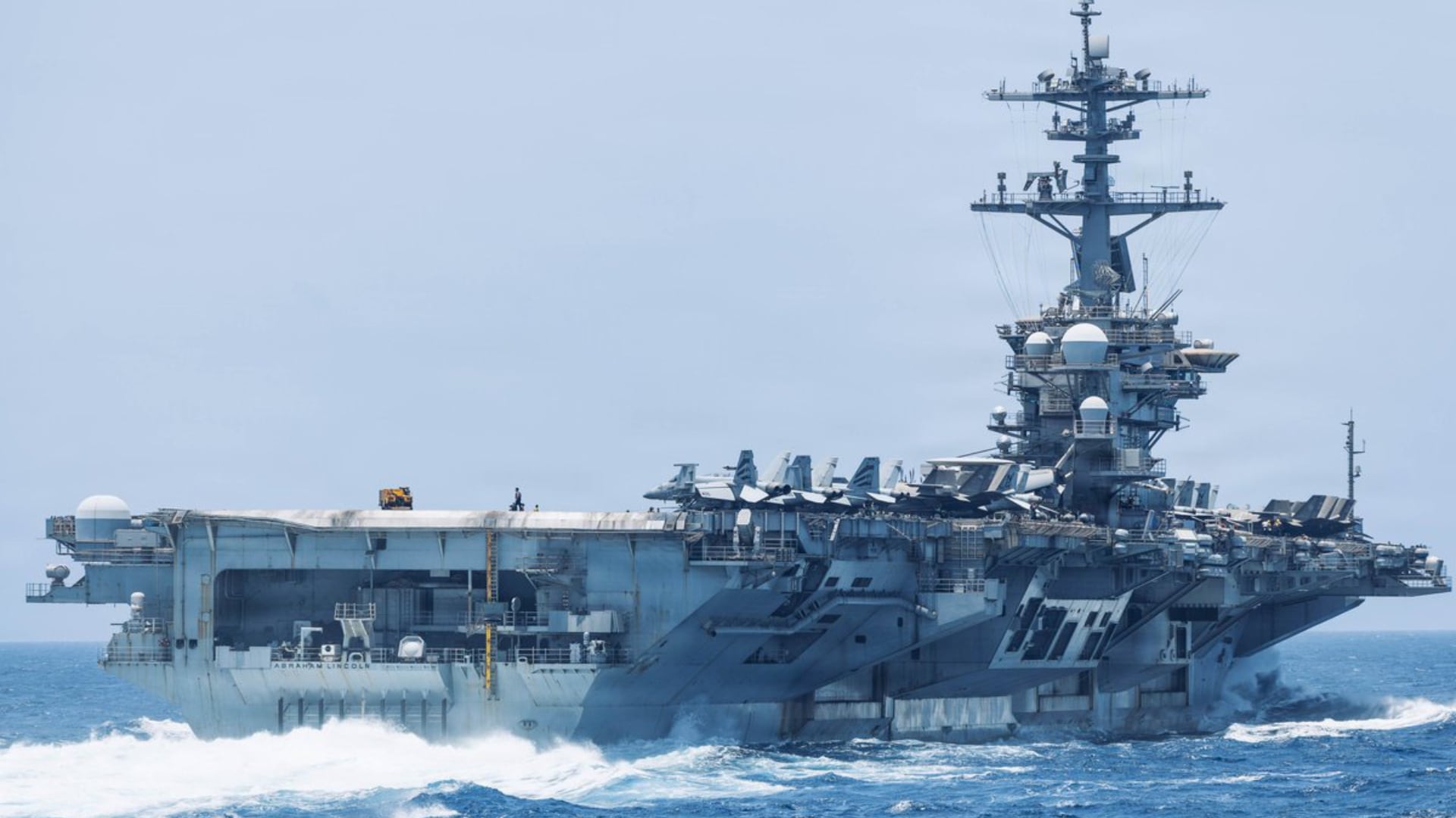 El USS Abraham Lincoln (CVN 72) navega por el mar Arábigo mientras el portaaviones continúa apoyando el bloqueo de EE.UU. contra Irán (@CENTCOM)