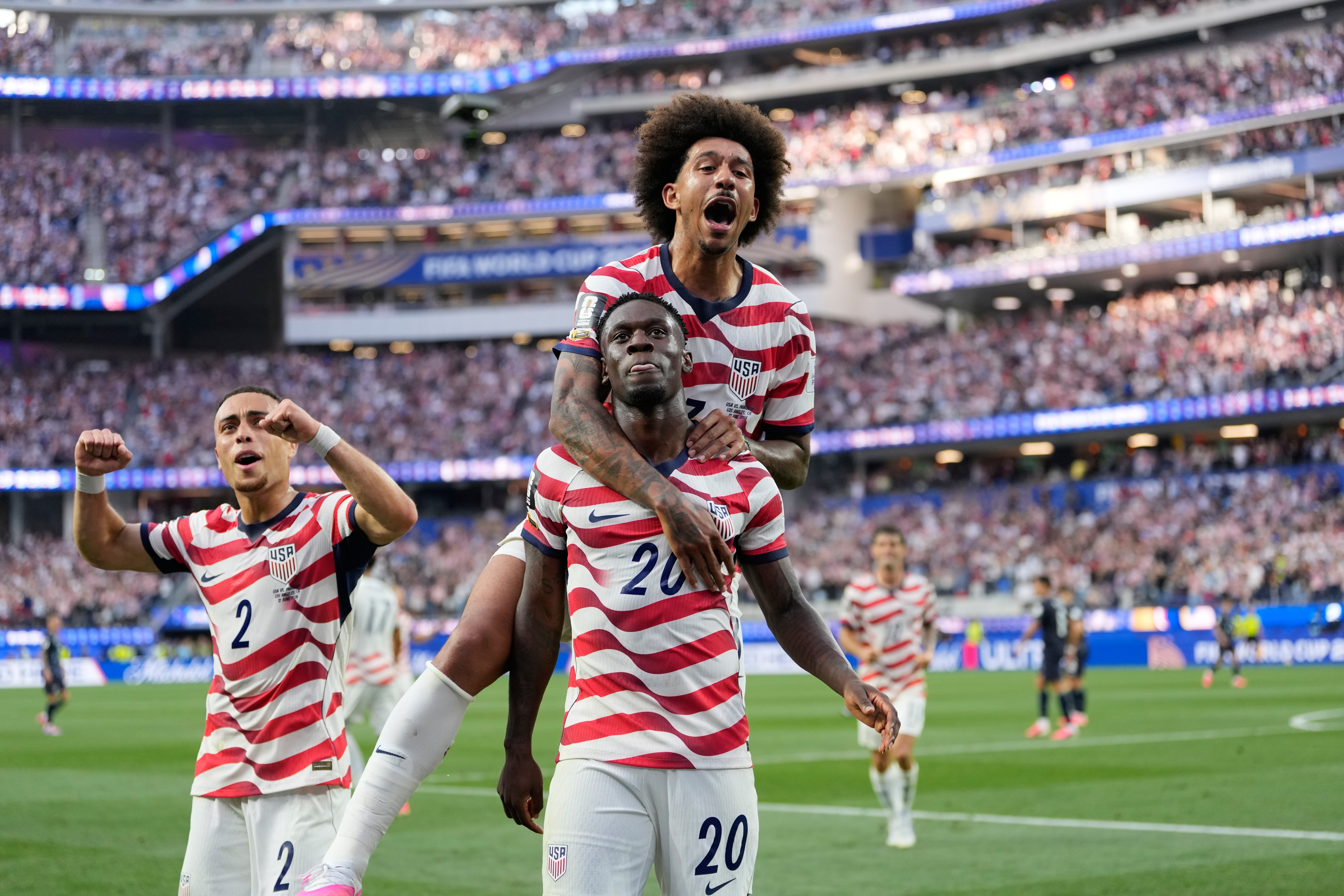 Folarin Balogun festeja tras anotar el tercer tanto de su selección ante Paraguay, (AP Foto/Andre Penner)