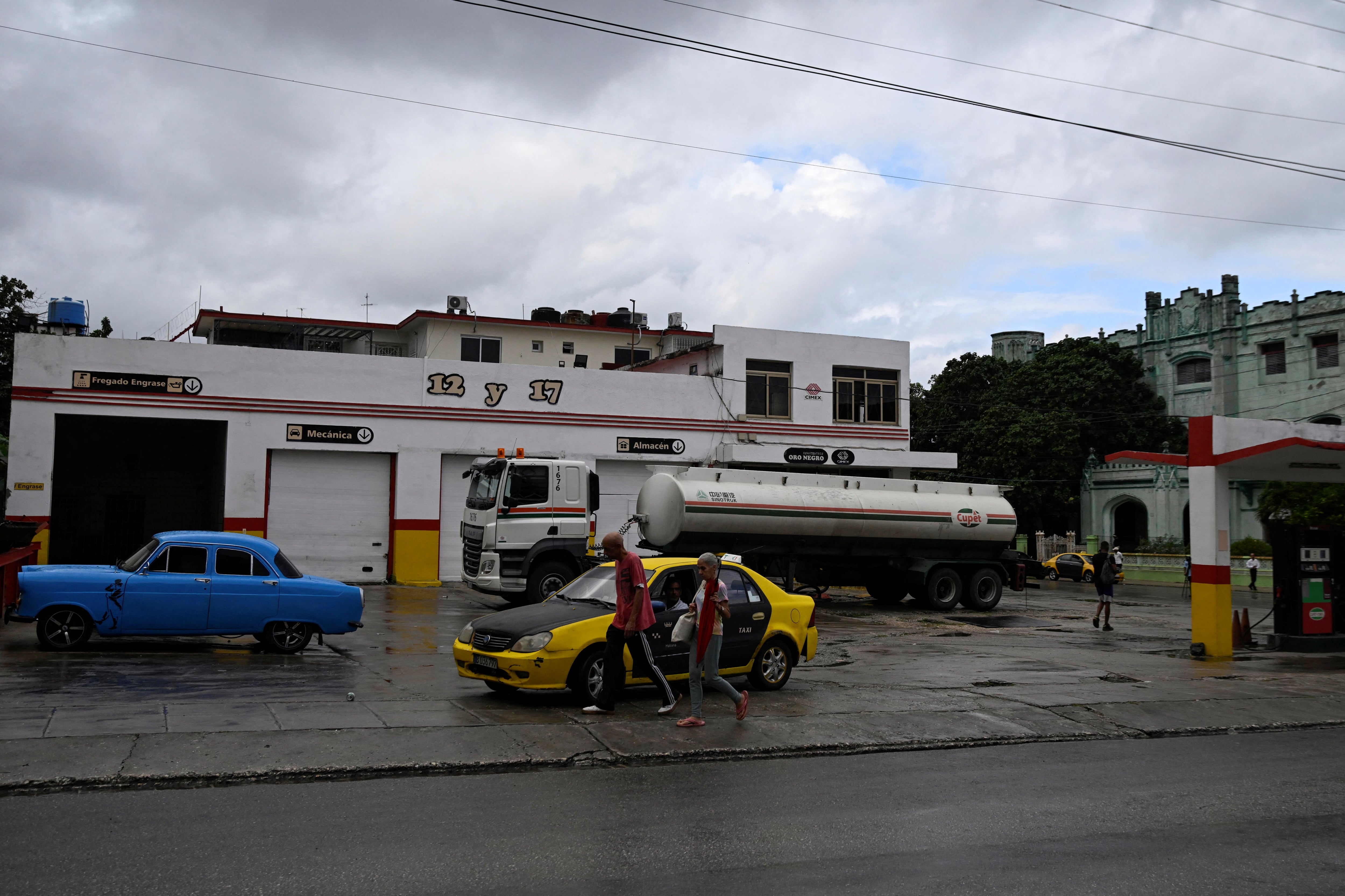 La petrolera estatal CUPET, responsable de buena parte de la distribución de combustibles en Cuba, quedó alcanzada por nuevas sanciones estadounidenses (REUTERS/Archivo)