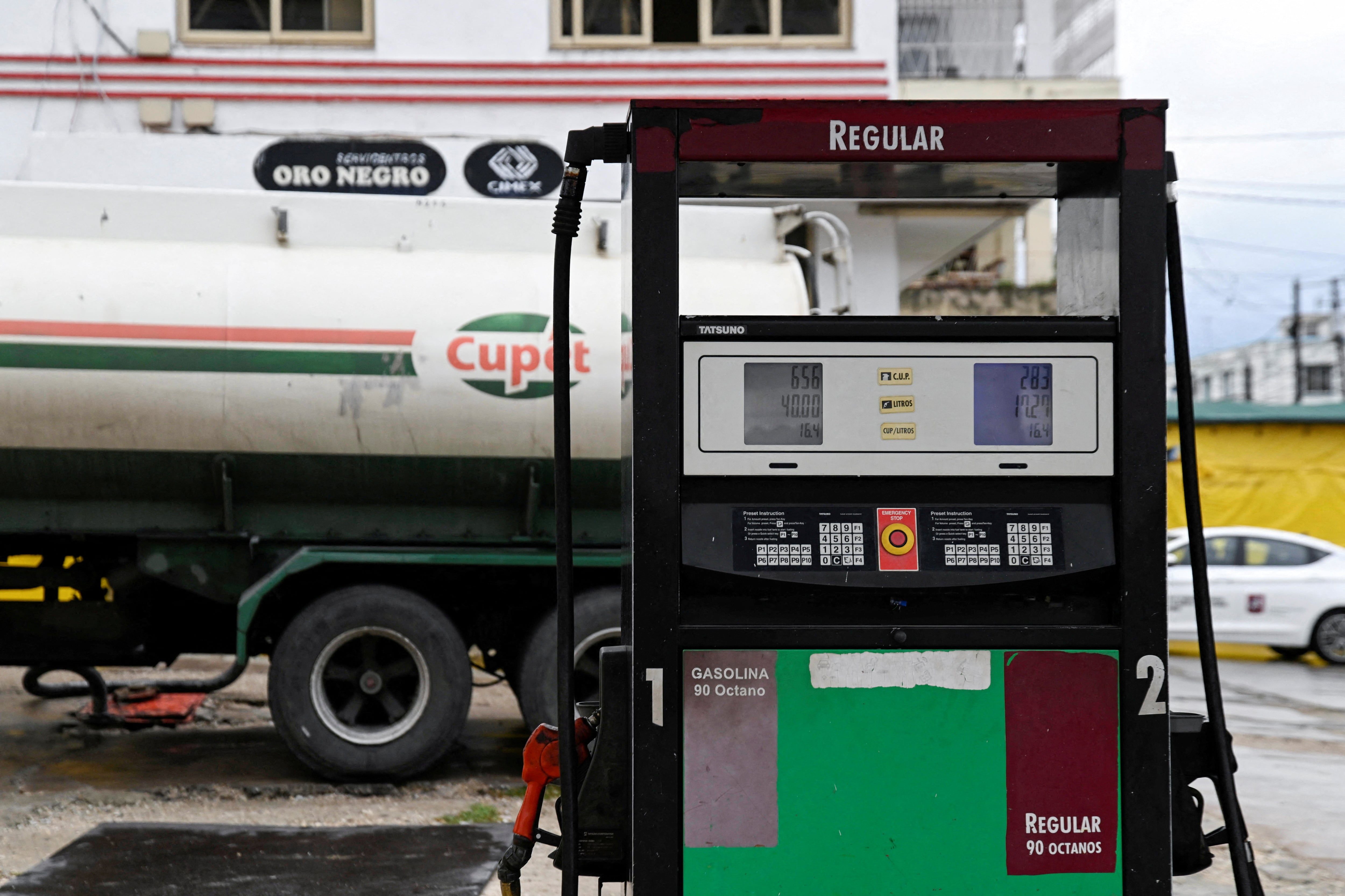 Un camión de la petrolera estatal cubana CUPET abastece una estación de servicio en La Habana (REUTERS/Archivo)