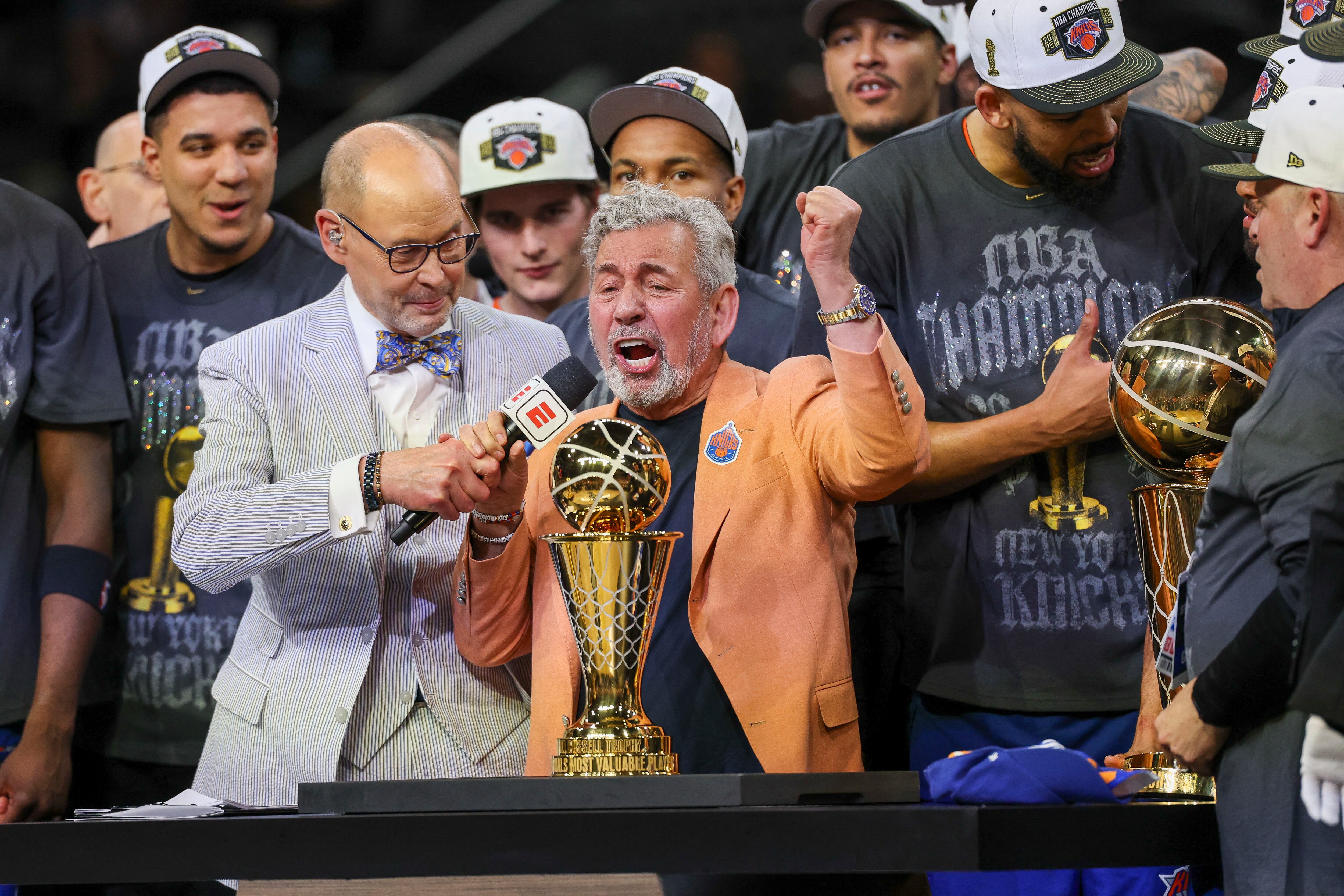 El propietario de los Knicks señaló los riesgos de sobrepasar los límites salariales impuestos por la liga (Geoff Burke-Imagn Images)