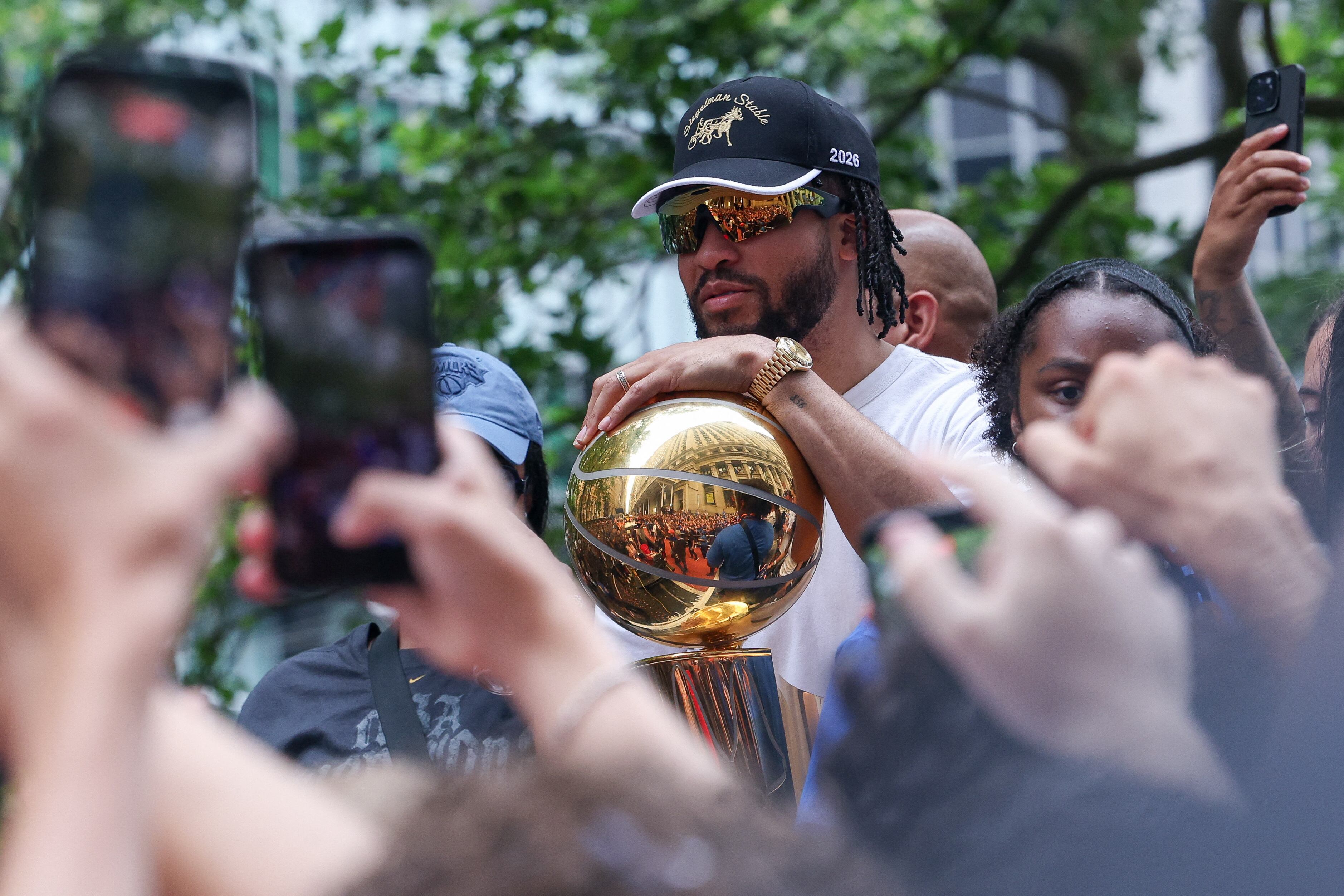 El base de los Knicks es ejemplo de cómo una gestión estratégica de contratos puede transformar el futuro de un equipo (Vincent Carchietta-Imagn Images)