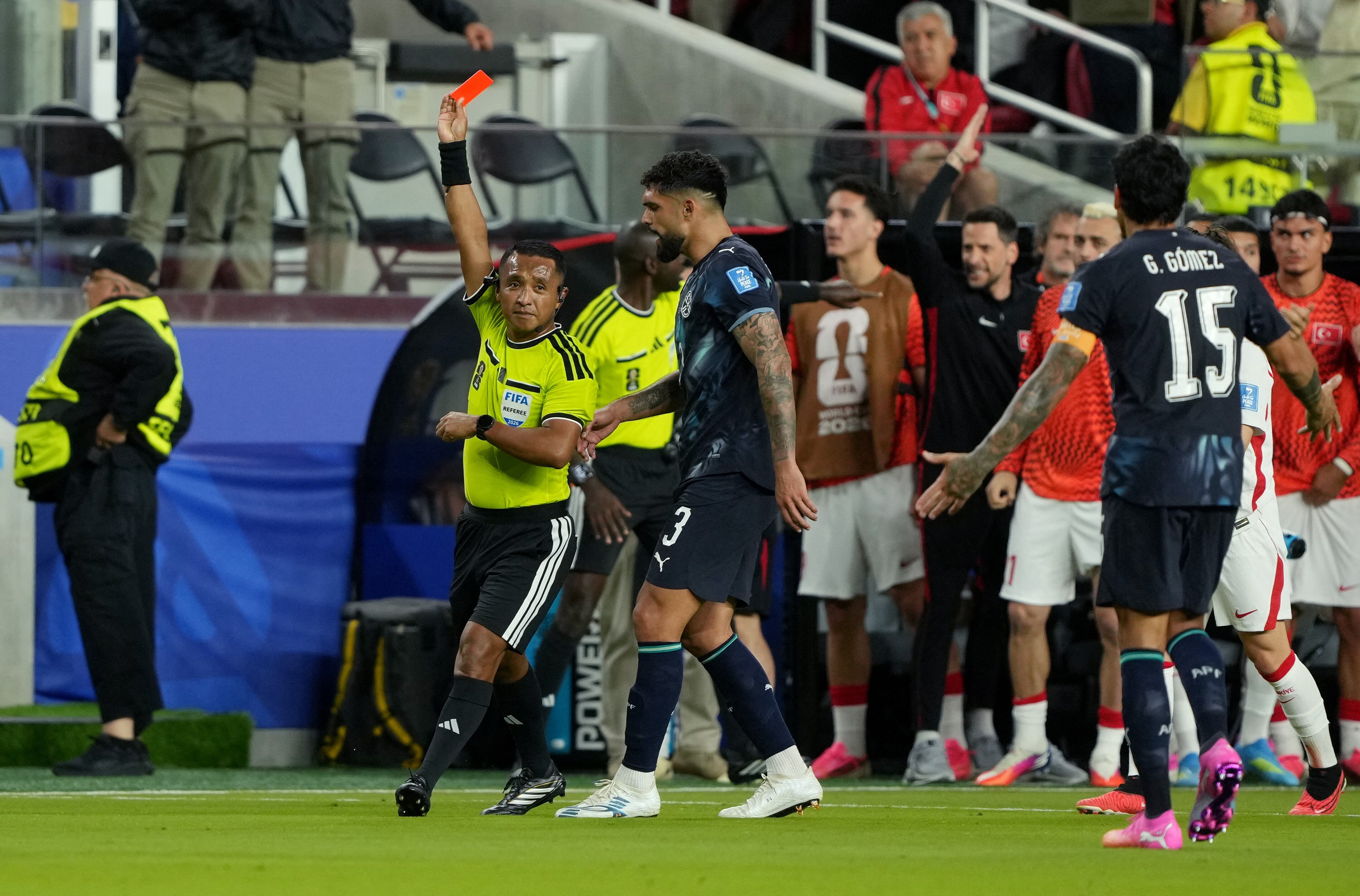 El árbitro expulsó a Miguel Almirón tras revisar la jugada en el VAR (IMAGN IMAGES via Reuters/Darren Yamashita)