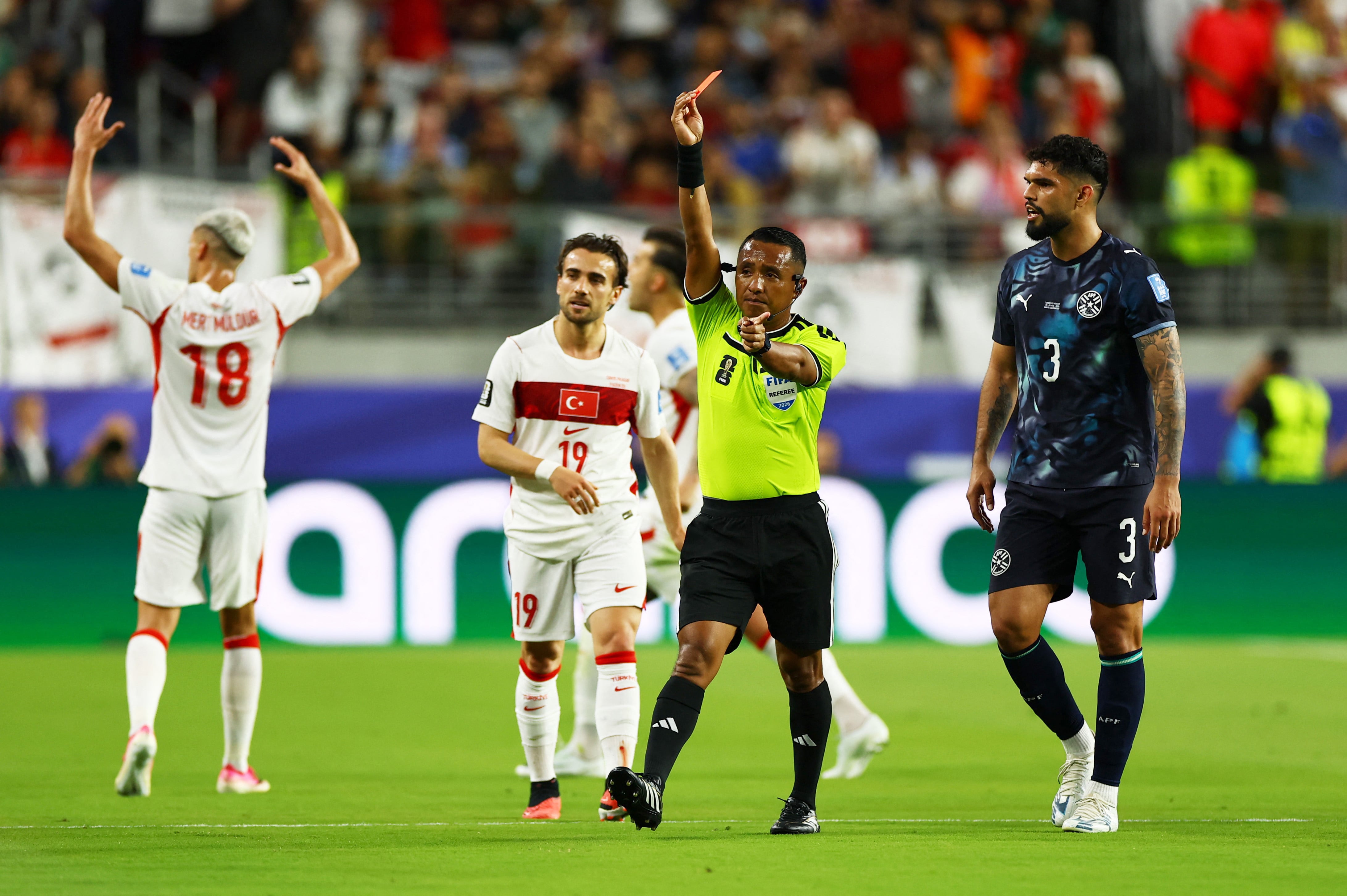 El instante preciso que Iván Barton le saca la tarjeta roja a Miguel Almirón (Crédito: Reuters/Carlos Barria)