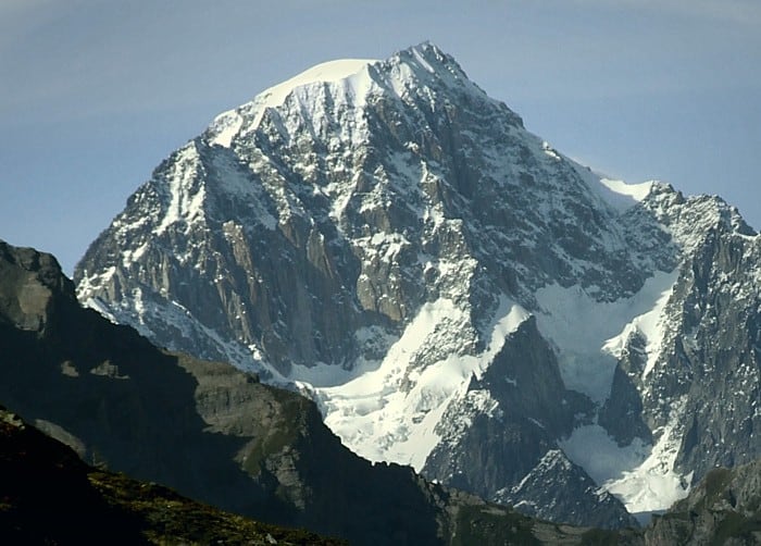 La vertiente italiana del macizo. Detrás del pico del Mont Blanc de Courmayeur se divisa la cúpula nevada del Mont Blanc, zona afectada por los recientes e incidentes mortales en los Alpes. (Wikipedia)