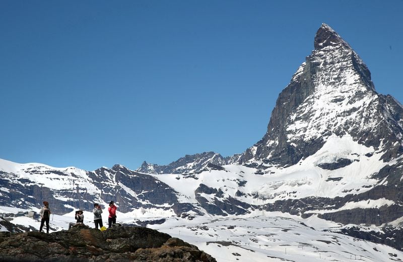 FOTO DE ARCHIVO: Turistas frente al Matterhorn (Cervino) en Zermatt, Suiza. Tras la muerte de un alpinista francés en el Pic Tyndall, autoridades alertan por riesgos en la zona. (REUTERS/Denis Balibouse/archivo)