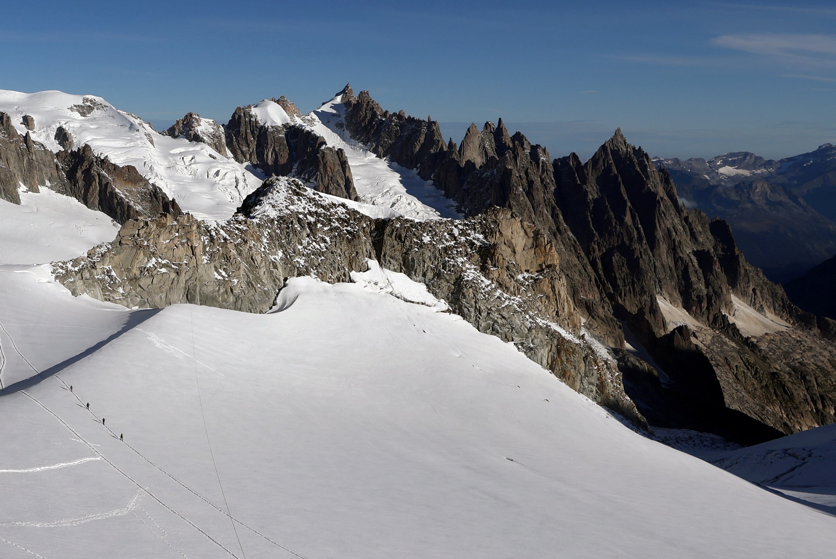 Alpinistas en el Mont Blanc, Courmayeur, Italia. Autoridades alertan por riesgos extremos tras un fin de semana trágico con siete montañistas muertos en los Alpes. (REUTERS/Lisi Niesner/archivo)