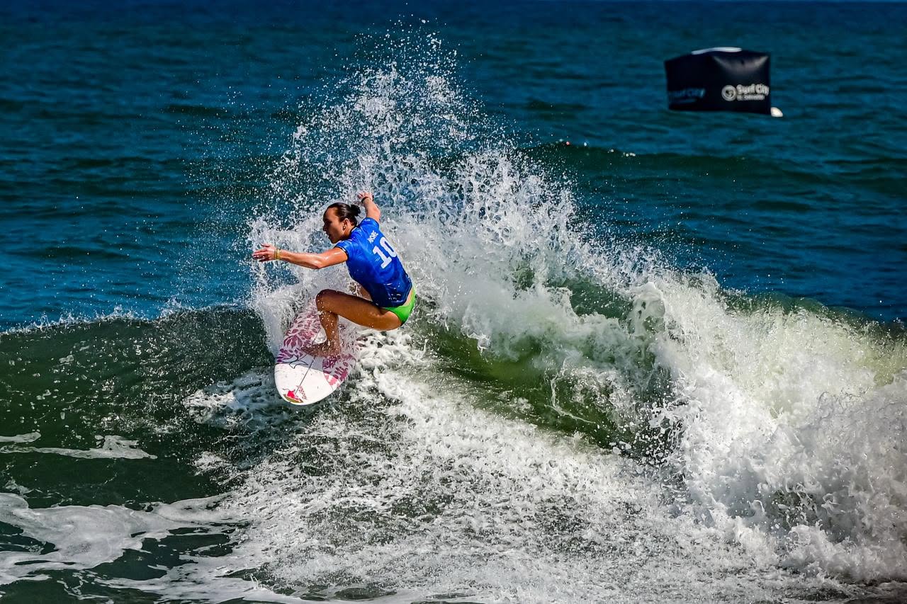 La final femenina vio enfrentarse a Carissa Moore y Tyler Wright, quienes mostraron un alto nivel competitivo en aguas salvadoreñas. (Cortesía: Secretaría de Prensa)