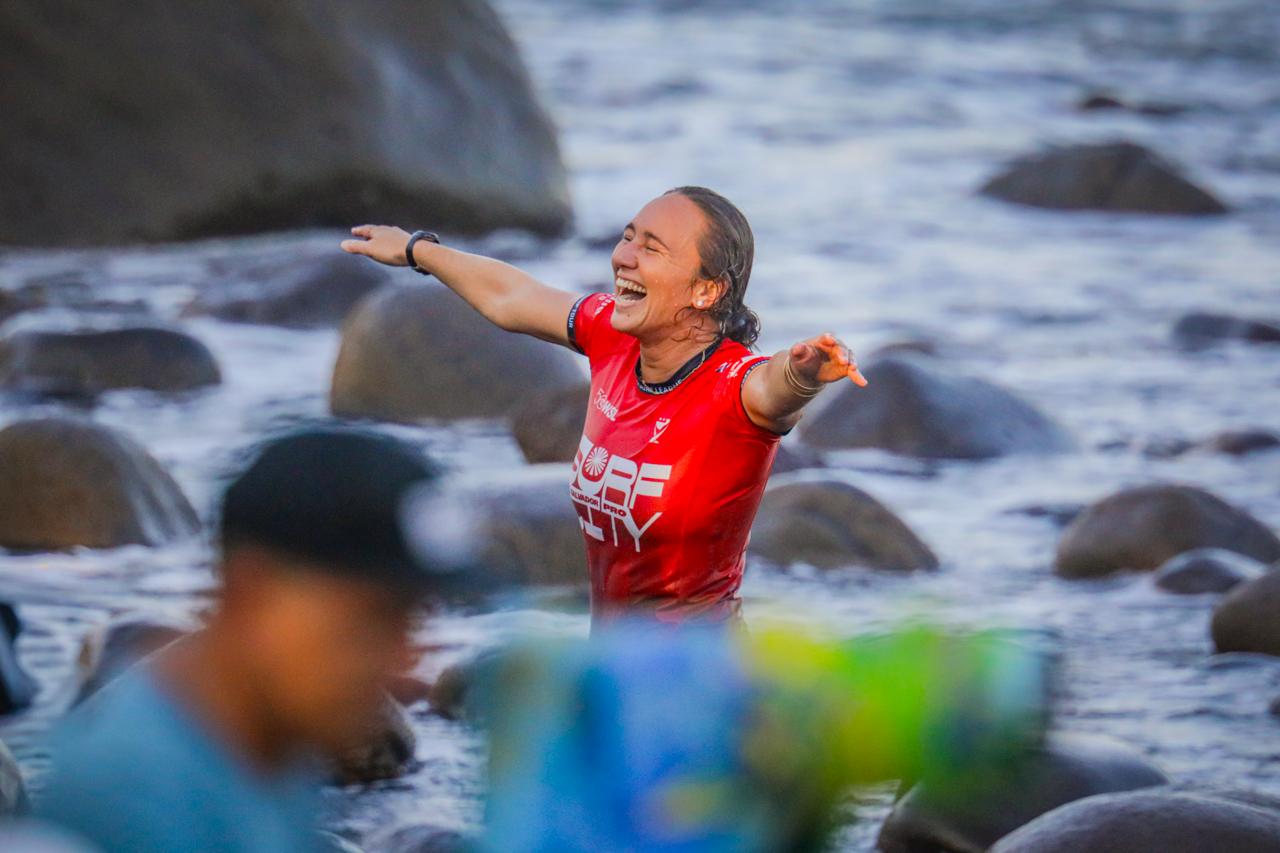 Moore, de origen hawaiano-estadounidense, logró imponerse sobre la australiana Wright y se coronó campeona en Punta Roca. (Cortesía: Secretaría de Prensa)