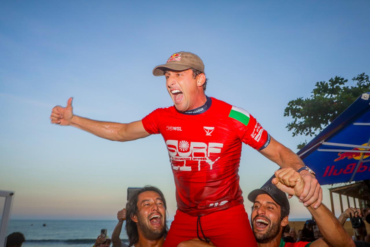 En la categoría masculina, Leonardo Fioravanti, surfista italiano, alcanzó una puntuación de 15.33 para asegurarse el primer lugar del torneo. (Cortesía: Secretaría de Prensa)