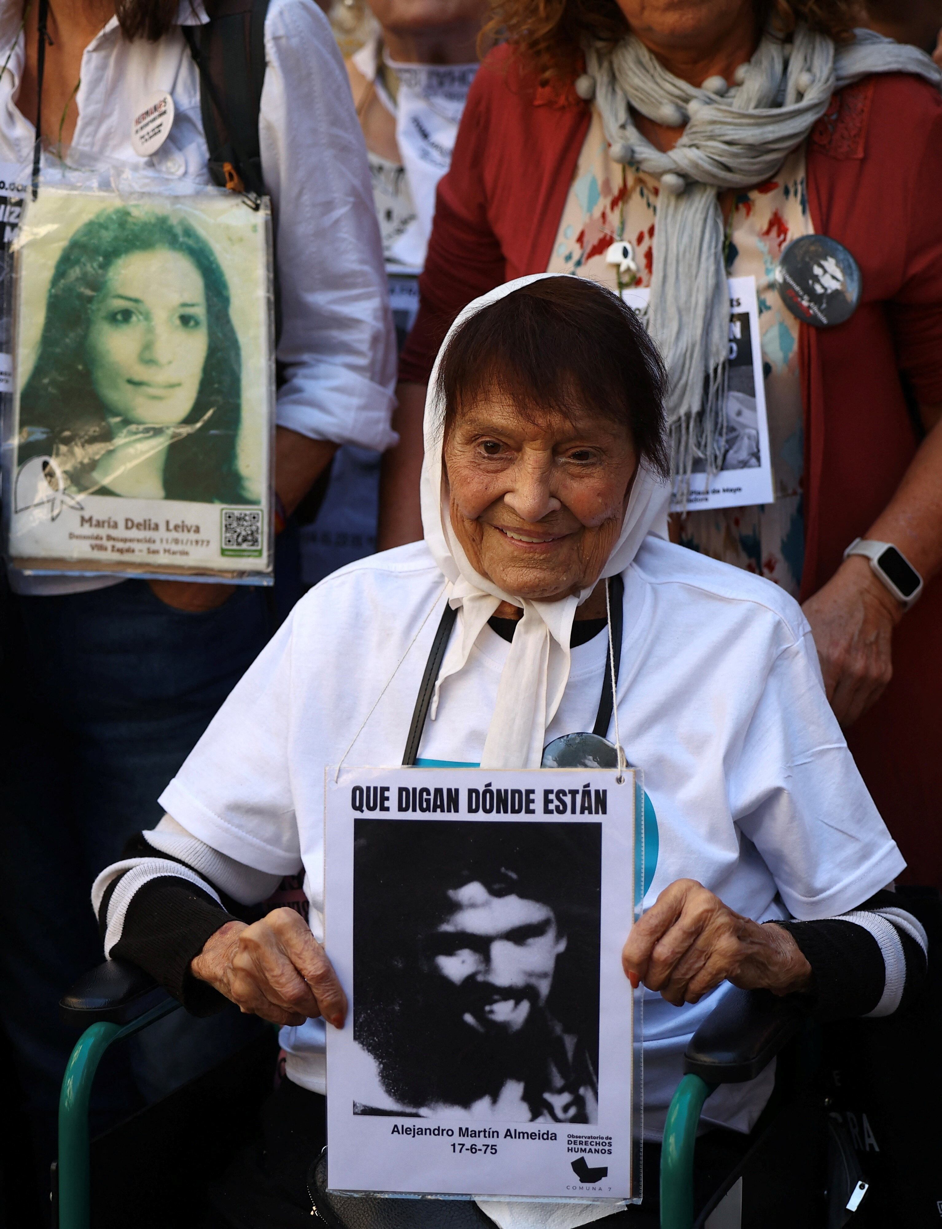 Hasta el último día, Taty siguió reclamando por su hijo, Alejando Almeida, secuestrado y desaparecido a los 20 años por la Triple A, en 1975 (Foto: REUTERS/Agustin Marcarian)