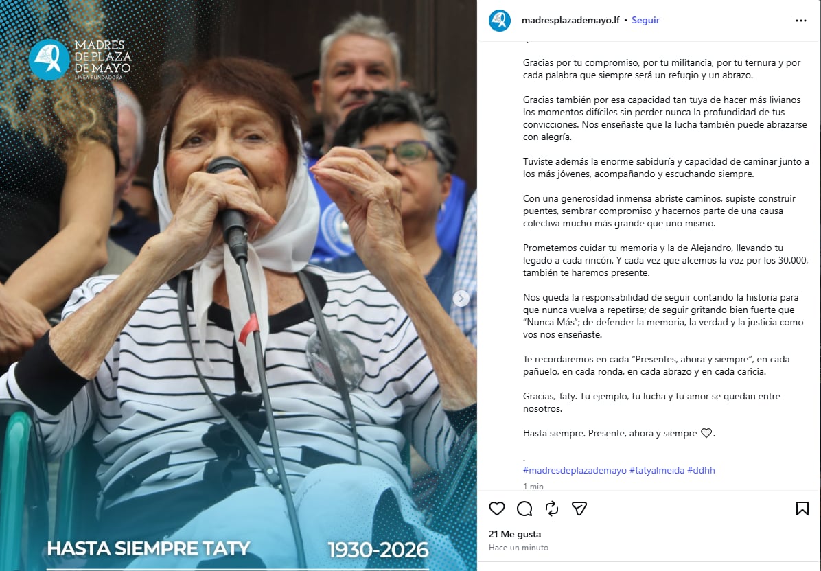 Taty Almeida de Madres de Plaza de Mayo Línea Fundadora, con su icónico pañuelo blanco, se dirige al público con micrófono, símbolo de su lucha por los derechos humanos.