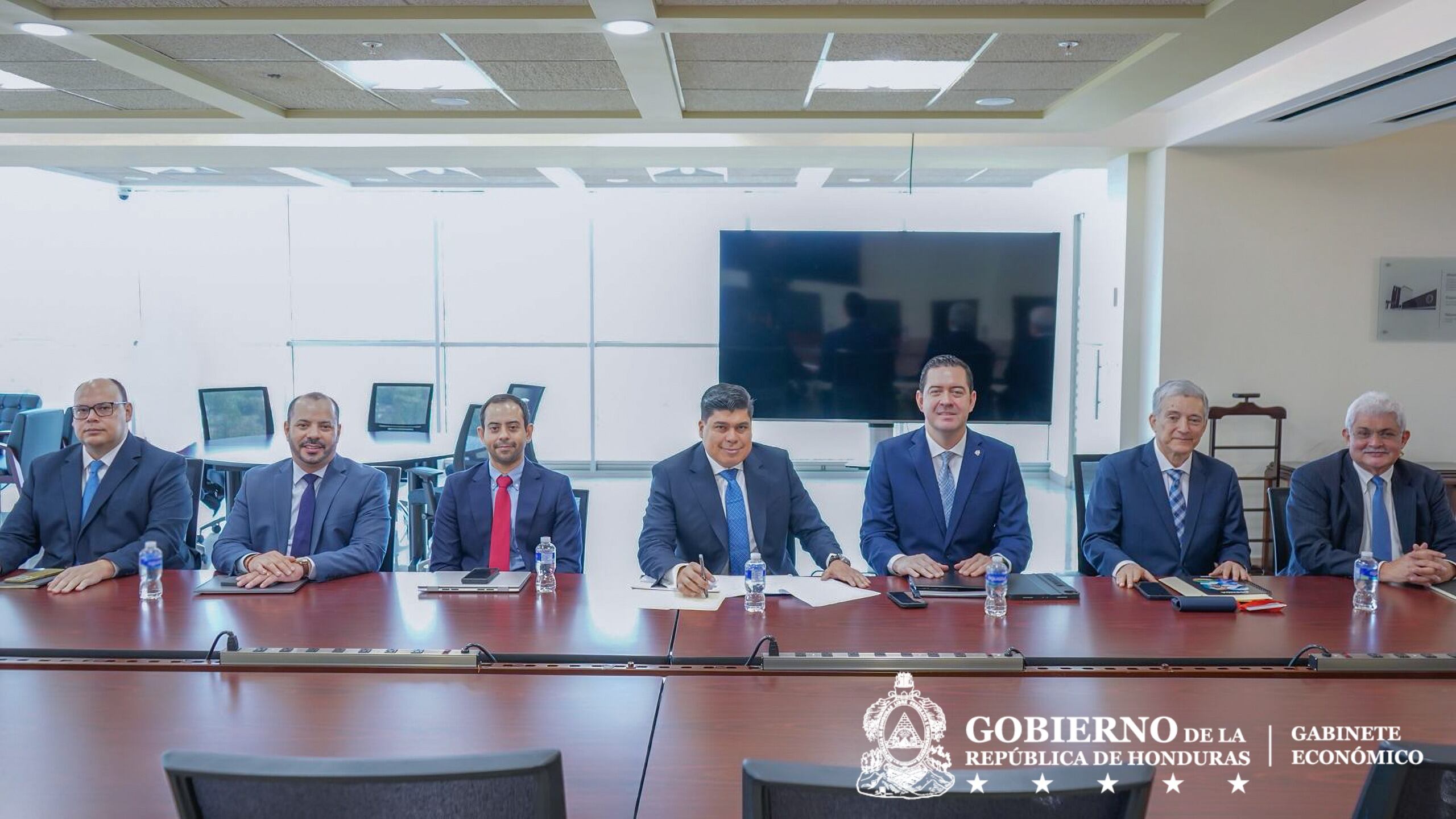 El Gabinete Económico sostuvo la primera reunión con la Misión del Fondo Monetario Internacional (FMI), en el marco de la IV y V revisión de la economía del país.
