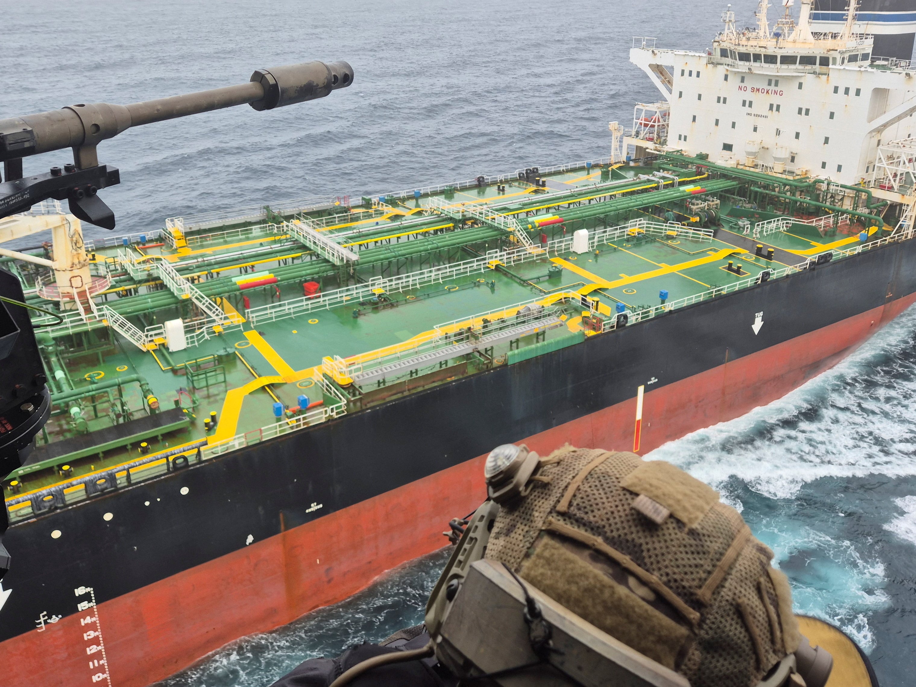 Personal de la Armada francesa aborda el petrolero Tagor, sujeto a sanciones internacionales, en el Atlántico el domingo. El buque partió desde Murmansk enarbolando falsamente pabellón camerunés. (Marine Nationale/Reuters)