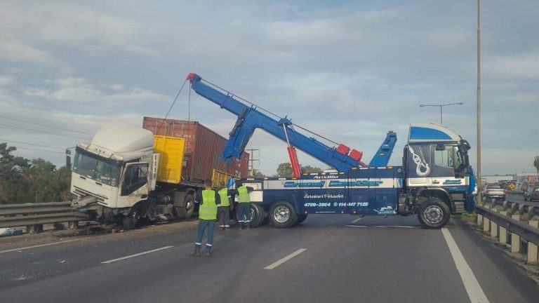 Fuerte accidente en Panamericana: un camión quedó colgado en un puente, dejó heridos y caos de tránsito